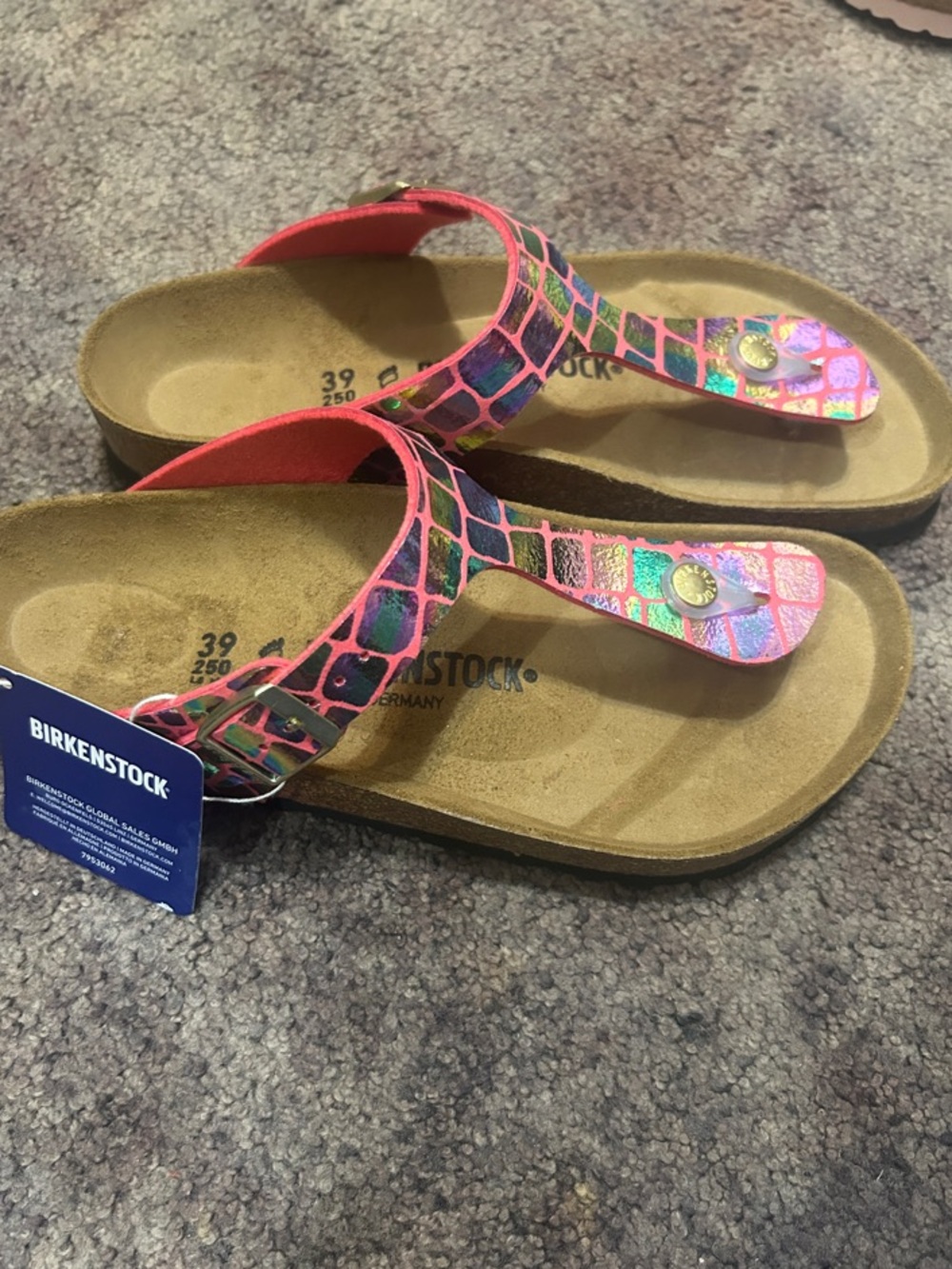 Birkenstock Gizeh in the "Gator Gleam" colorway